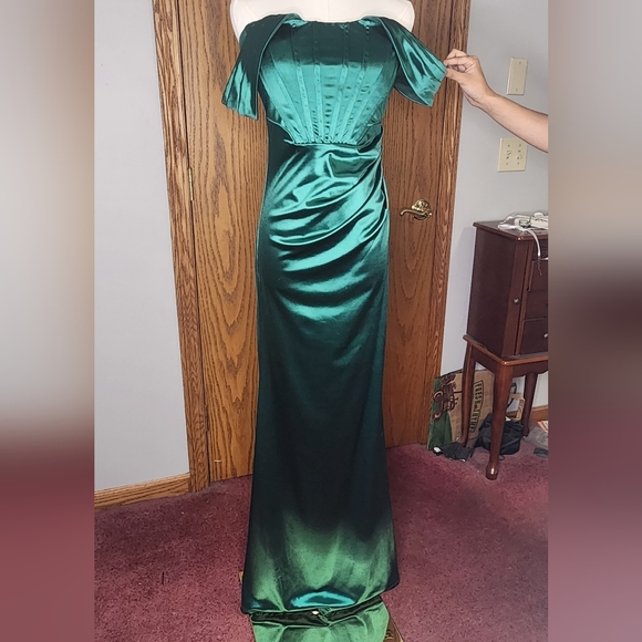 Chic One-Shoulder Green Evening Gown - Picture 2 of 4